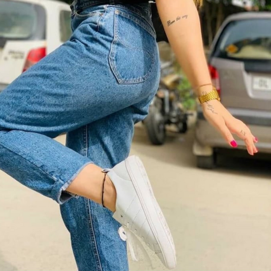 WHITE SNEAKERS